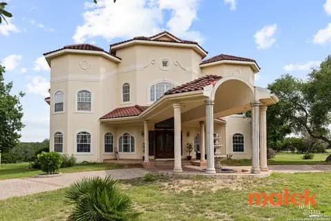 Luxury 7-Bedroom Home For Sale in Wapda Town Gujranwala